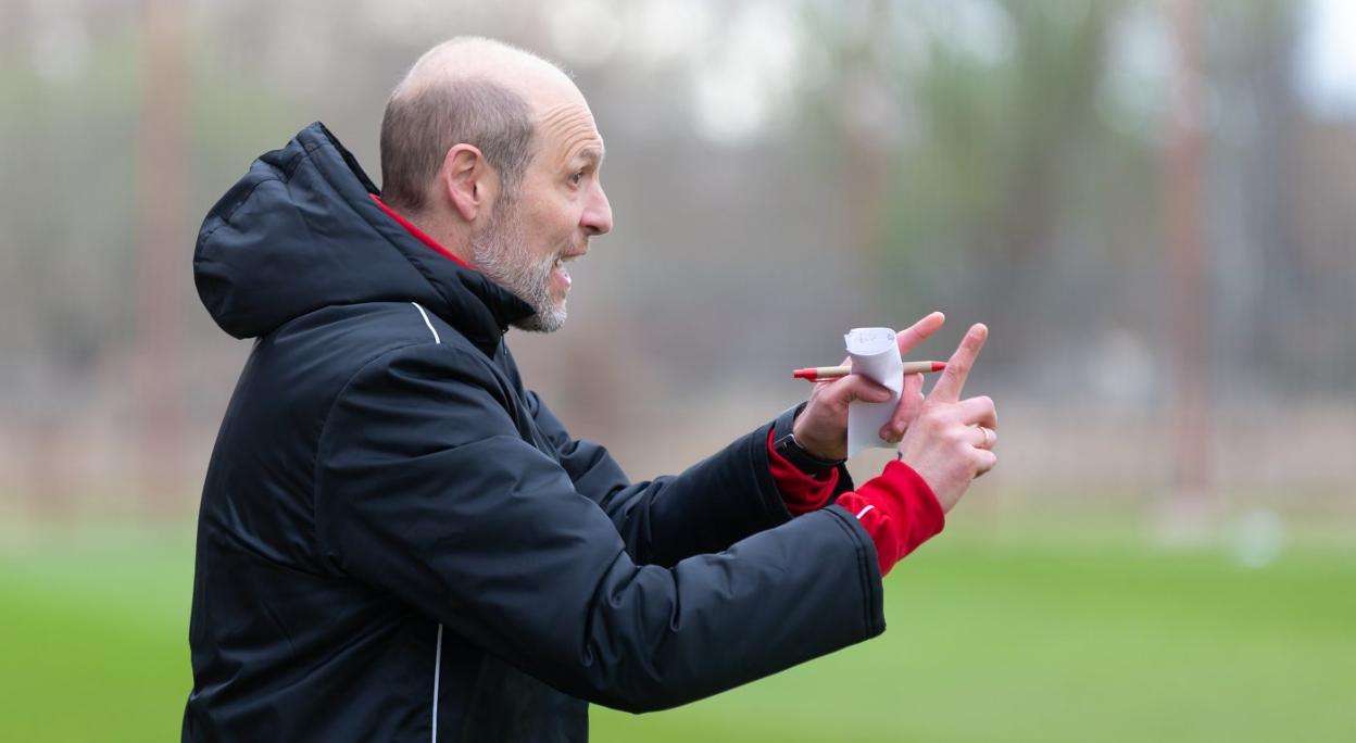Albert Aguilá da instrucciones en un partido de la pasada temporada. 