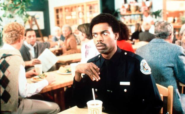 Michael Winslow, en una escena de la película 'Loca academia de policía 2'