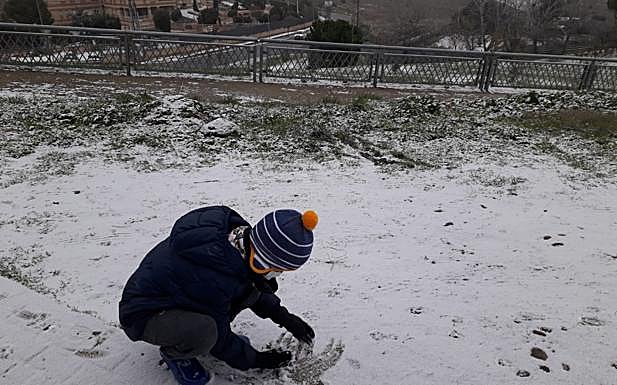 Calle de Calahorra con una fina capa de nieve