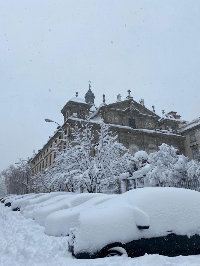 Un coche sepultado por la nevada en el centro de Madrid. 