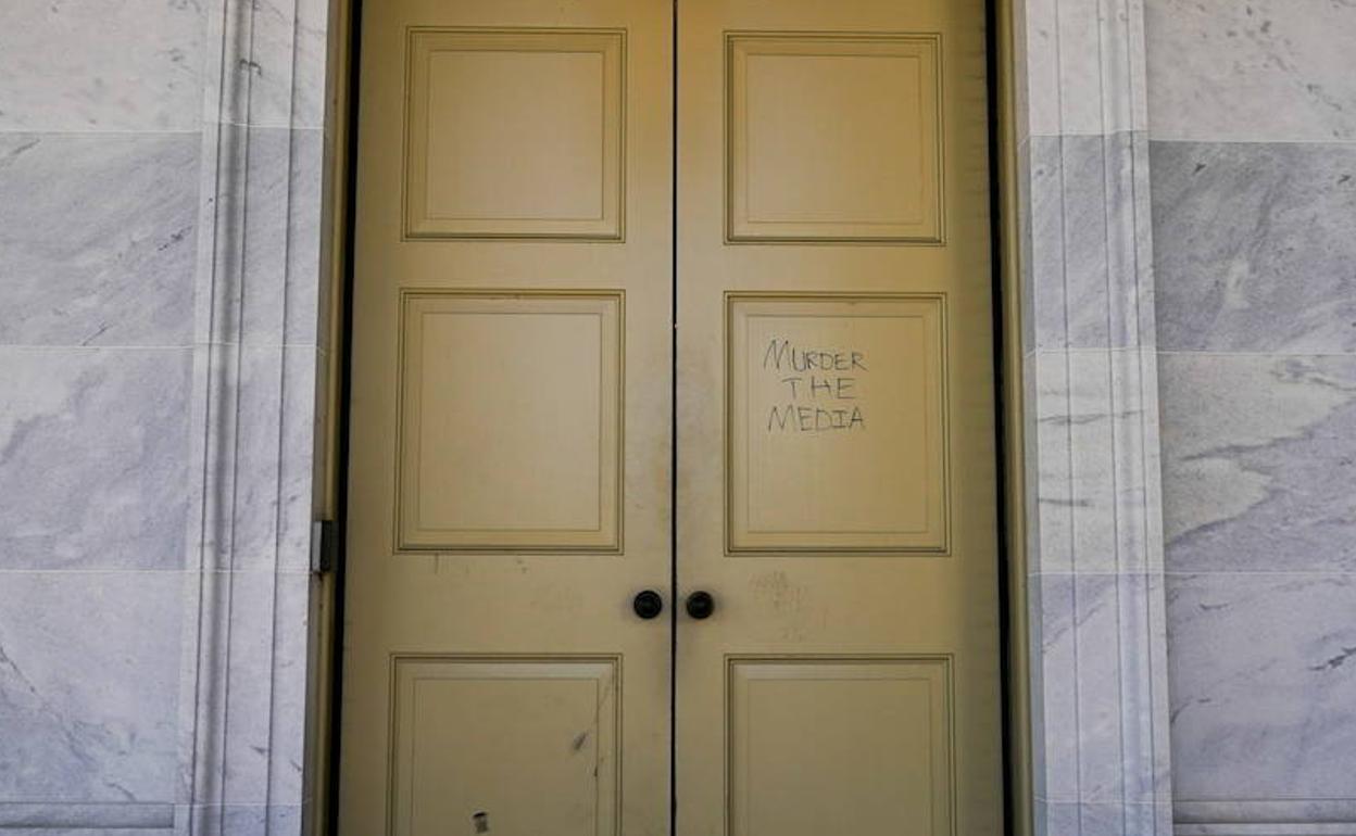 Pintada en la puerta del Capitolio