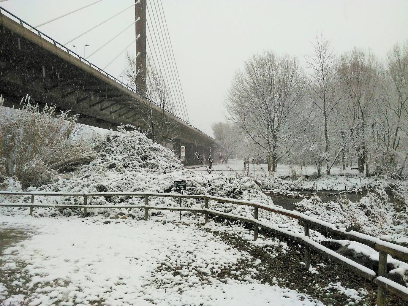 Fotos: La nieve &#039;toma&#039; el parque del Iregua