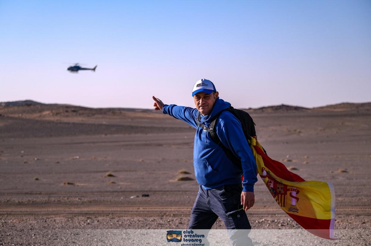 'Murchi' en el Dakar, en Arabia Saudí, señalando un helicóptero. 