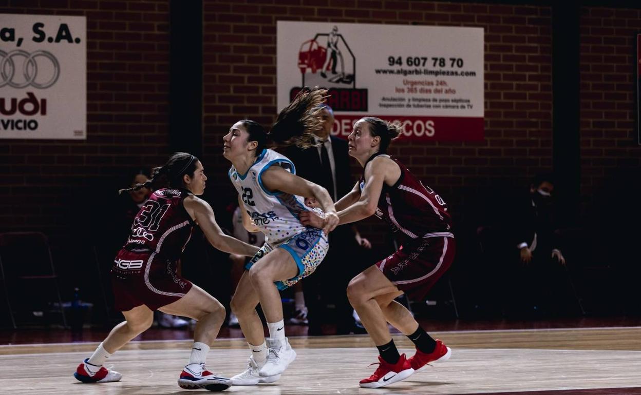 Laia Flores, rodeada por dos jugadoras rivales. 