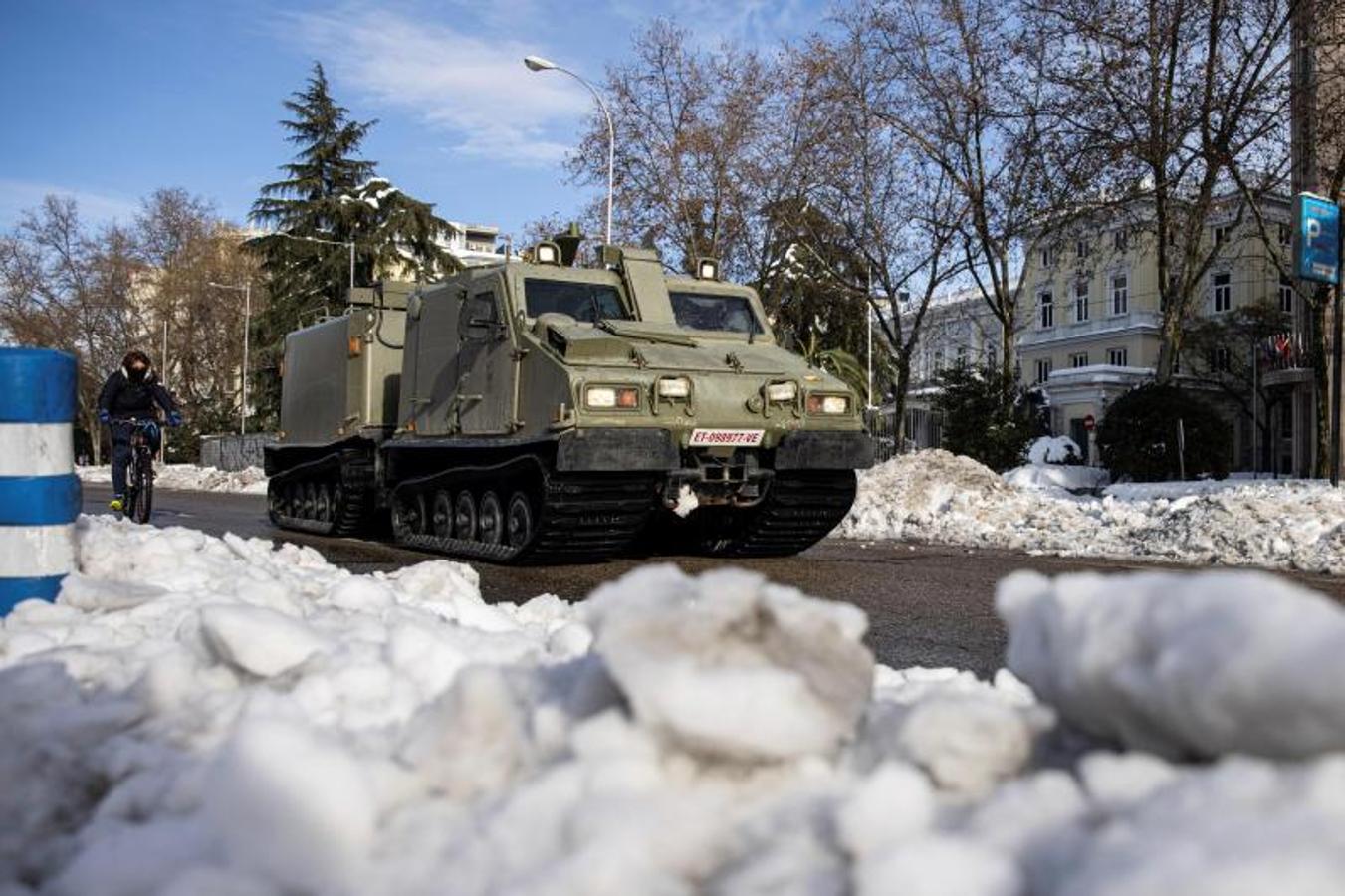 Efectivos de la UME despejan de nieve el entorno de la Plaza de Cibeles, en Madrid