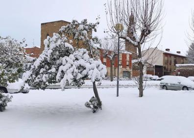 Imagen secundaria 1 - Domingo nevado en los pueblos riojanos