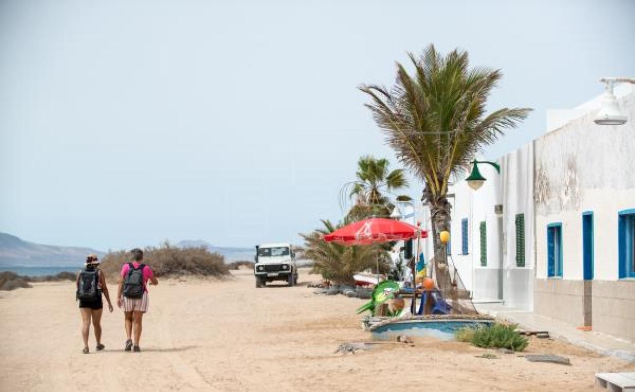 La Graciosa deja de ser el gran paraíso libre de covid de España