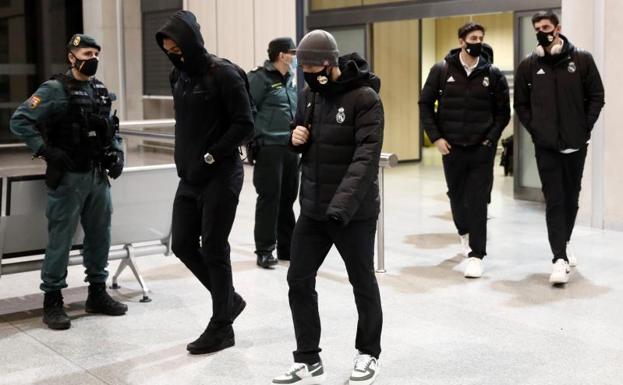 La expedición del Real Madrid, a su llegada en la noche del viernes a Pamplona.