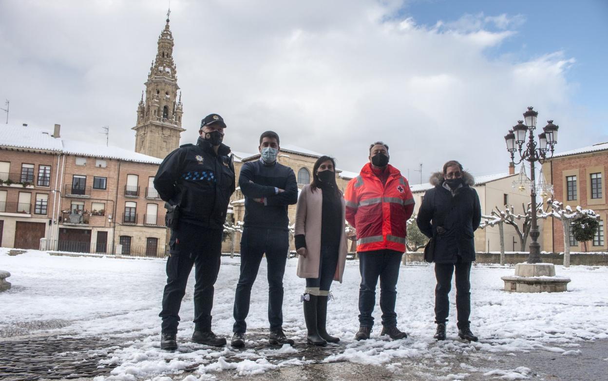 Enrique Altuzarra, Raúl Riaño, Cristina Domingo, Ignacio Rodríguez y Fernando Fernández, ayer en la plaza de España. 