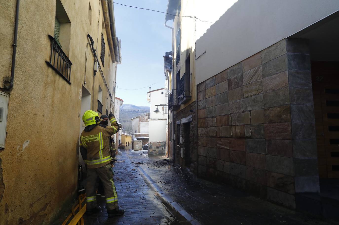 Un incendio ha afectado por completo a varias viviendas en Sojuela. 