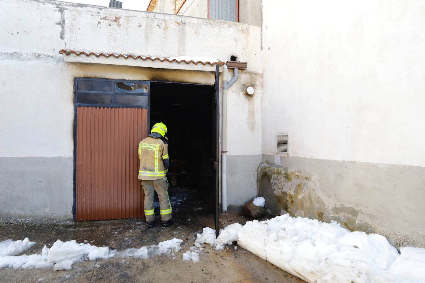 Un incendio ha afectado por completo a varias viviendas en Sojuela. 