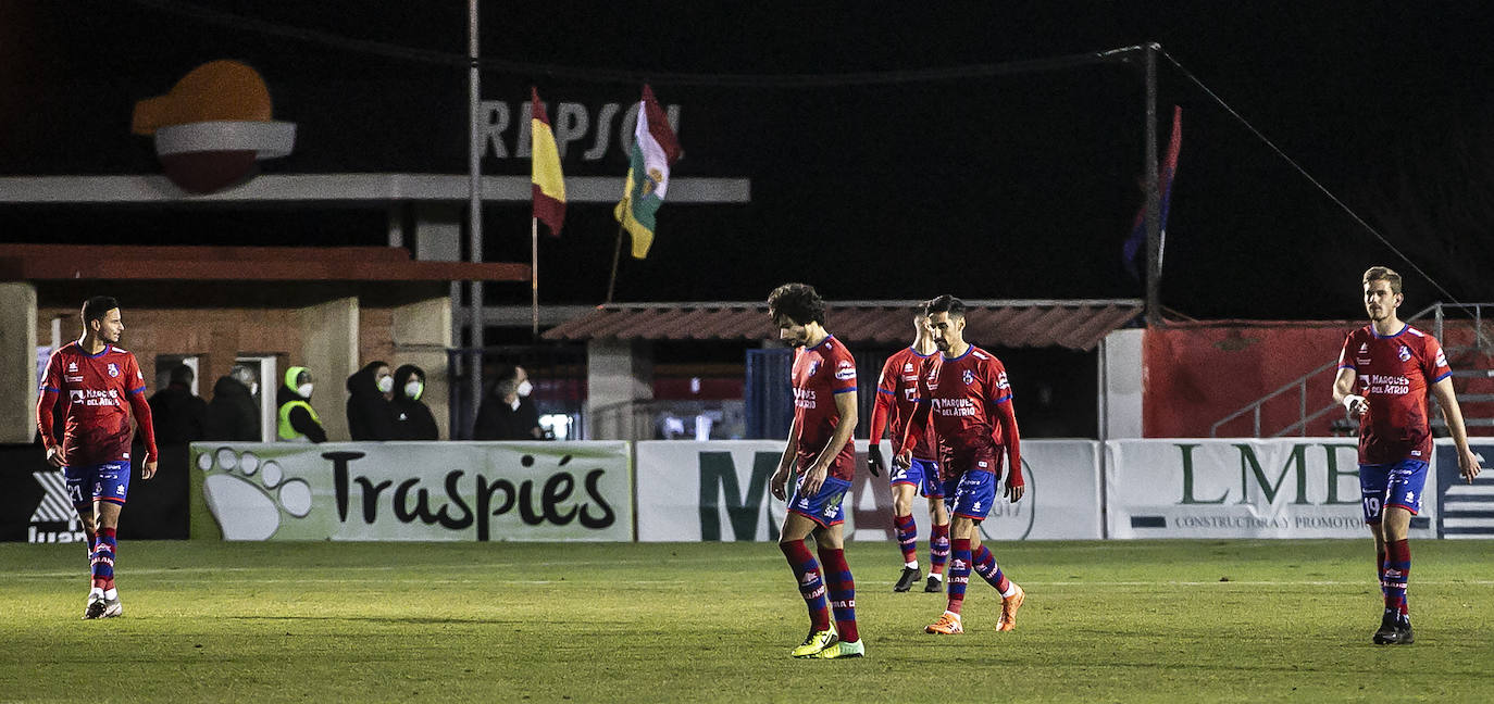 Varios jugadores del Calahorra, cabizbajos 