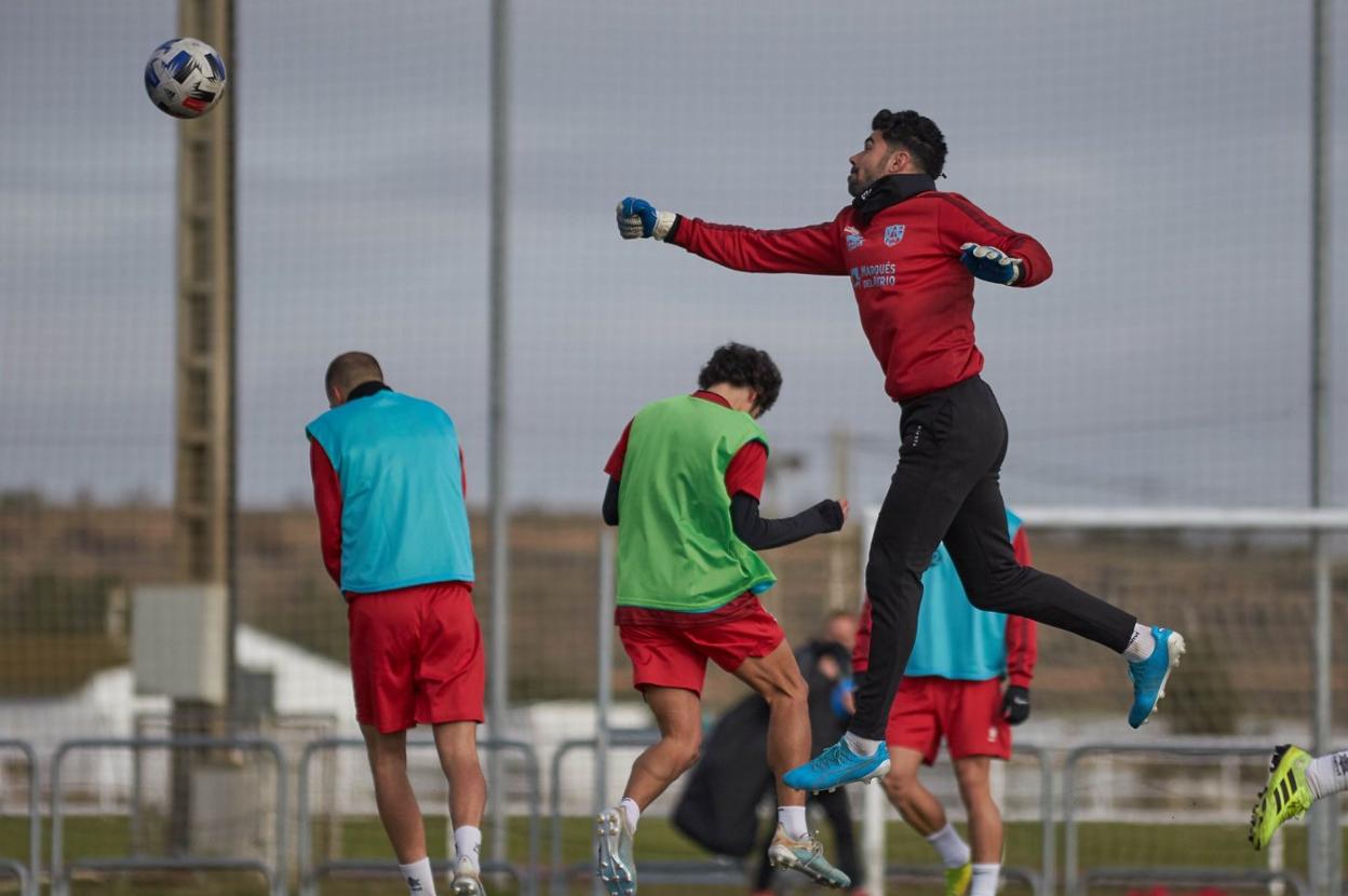 Roberto despeja de puños en el entrenamiento de ayer. 
