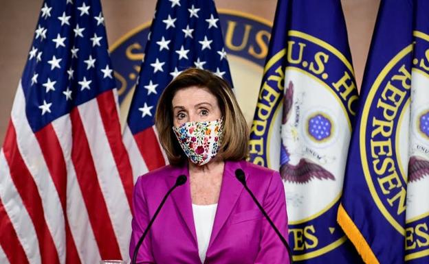 La presidenta de la Cámara de Representantes de EE UU, Nancy Pelosi, en una comparecencia al día siguiente de que los partidarios de Donald Trump ocuparan el Capitolio. Shutterstock / Alex Gakos