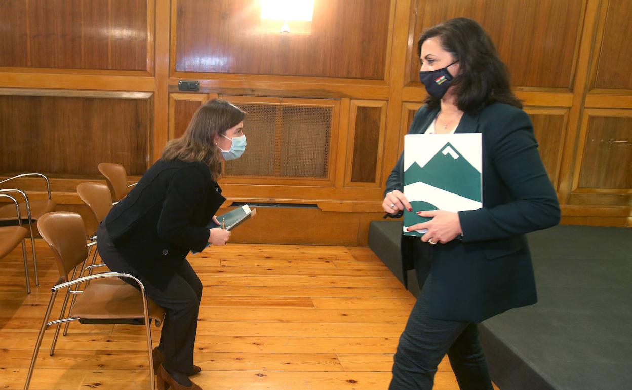 Concha Andreu abandonando la sala de prensa. 