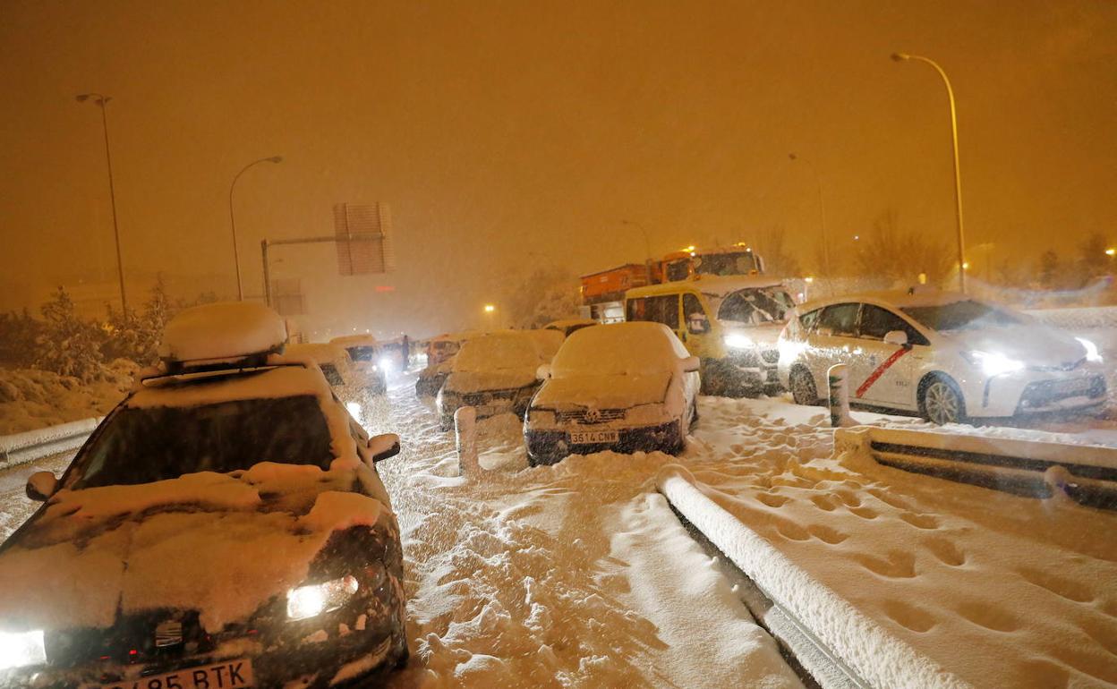 Vehículos atrapados por la gran nevada en la M-30 de Madrid..