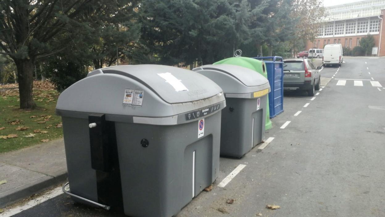 Punto de reciclaje en el interior del municipio de Elciego. 