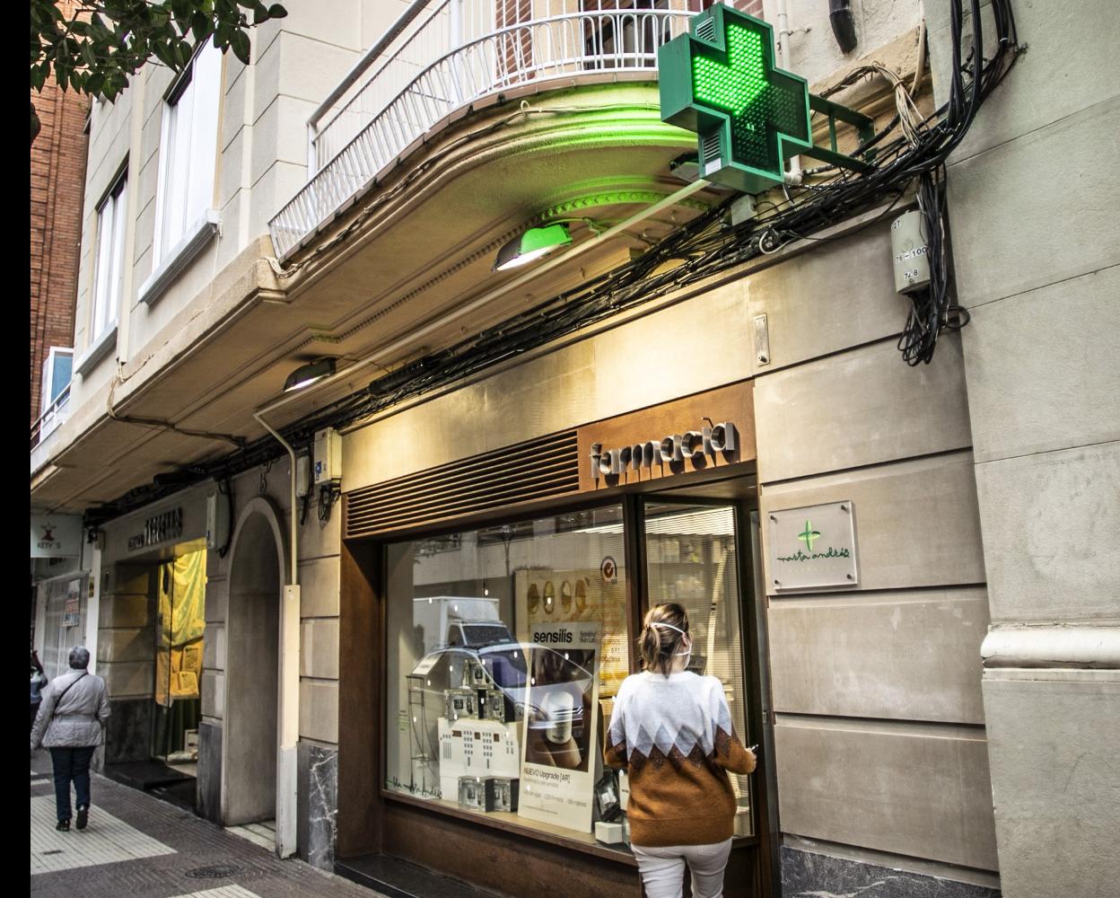 Acceso a una de las farmacias riojanas, consideradas esenciales. 