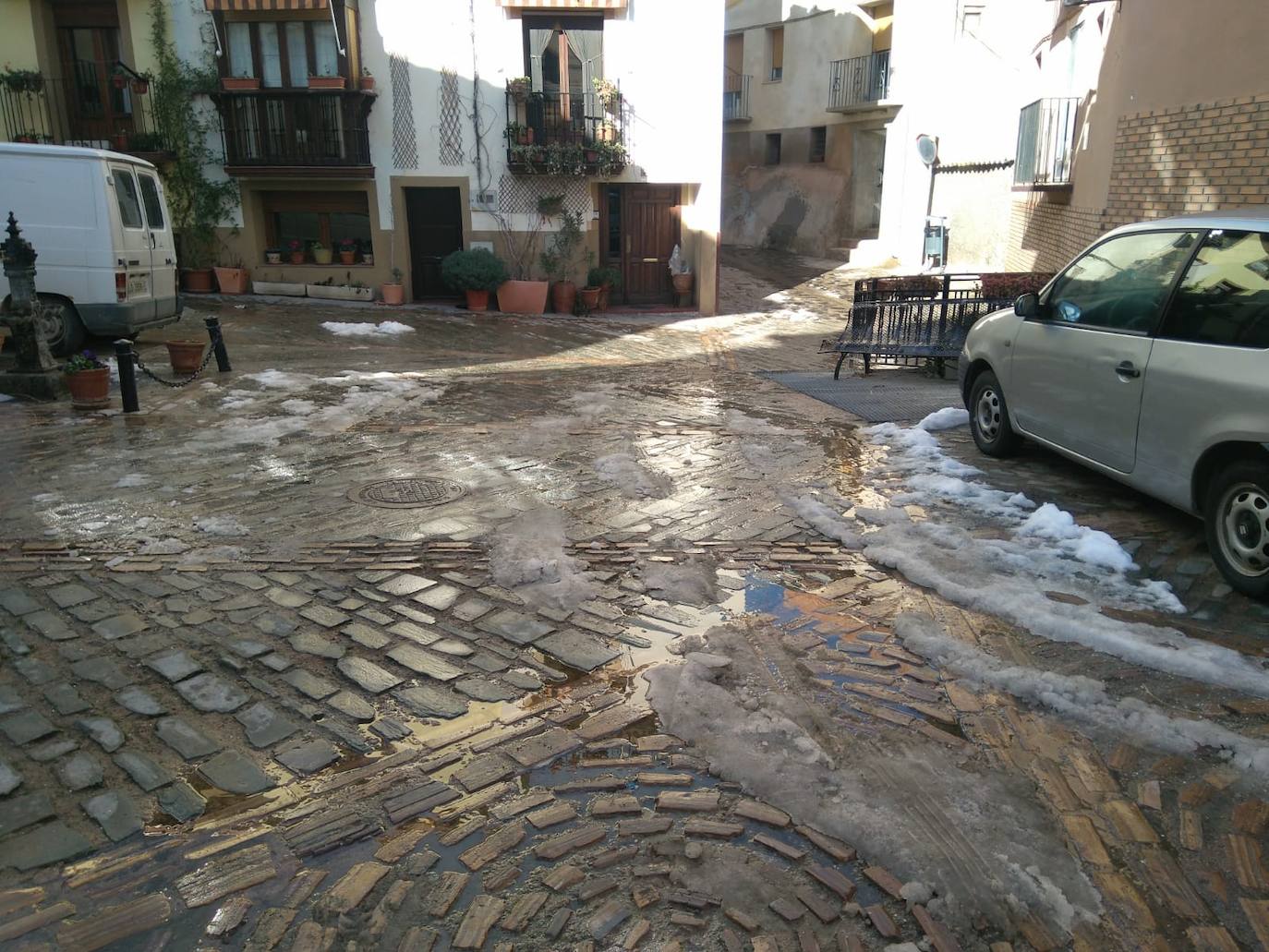 Casi una semana después de la intensa nevada, el hielo sigue cubriendo una parte de las calles de Cervera del Río Alhama. 