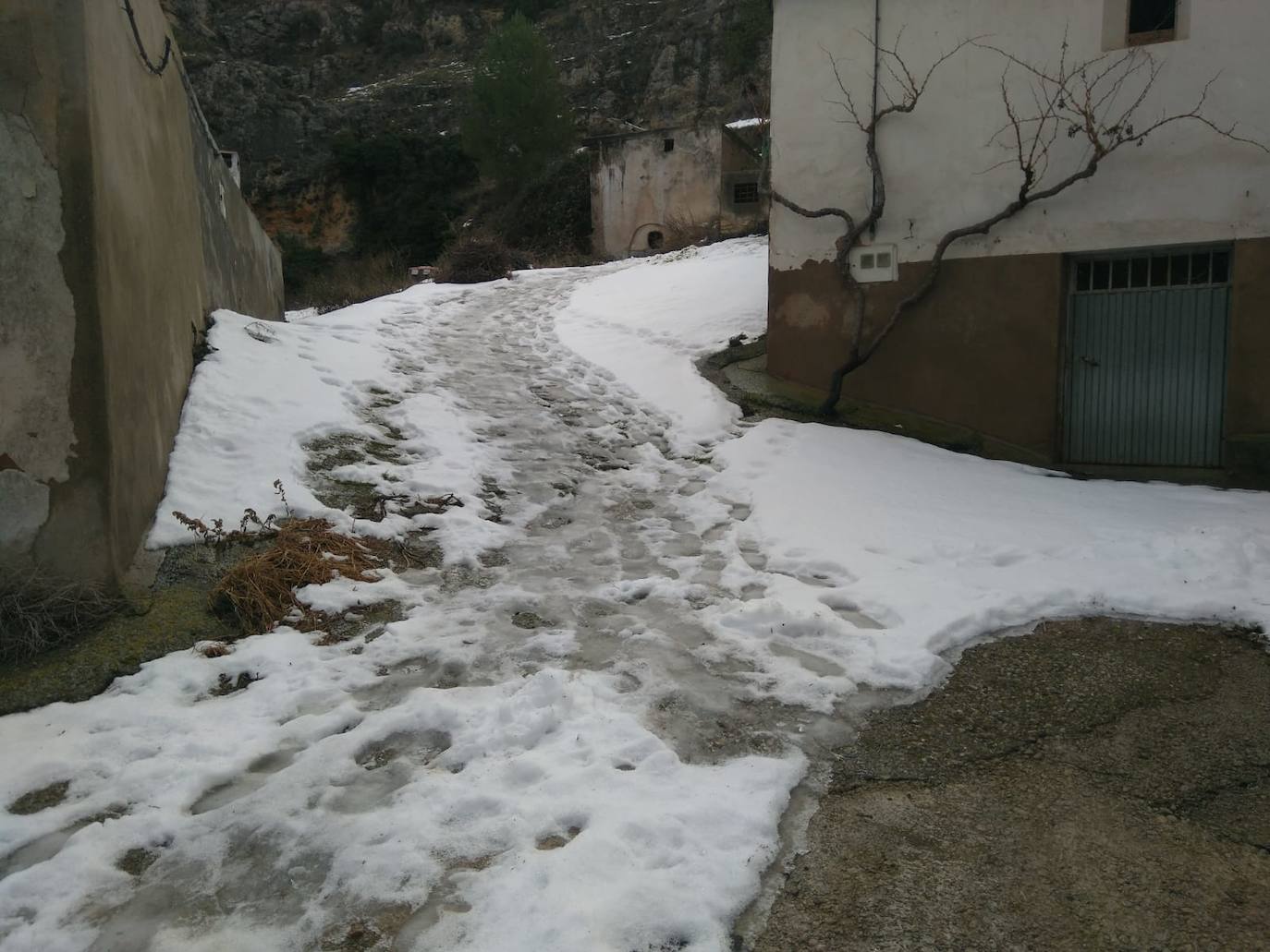 Casi una semana después de la intensa nevada, el hielo sigue cubriendo una parte de las calles de Cervera del Río Alhama. 