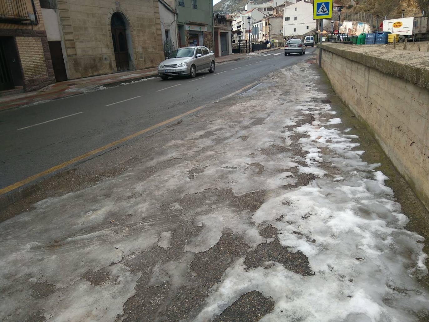 Casi una semana después de la intensa nevada, el hielo sigue cubriendo una parte de las calles de Cervera del Río Alhama. 