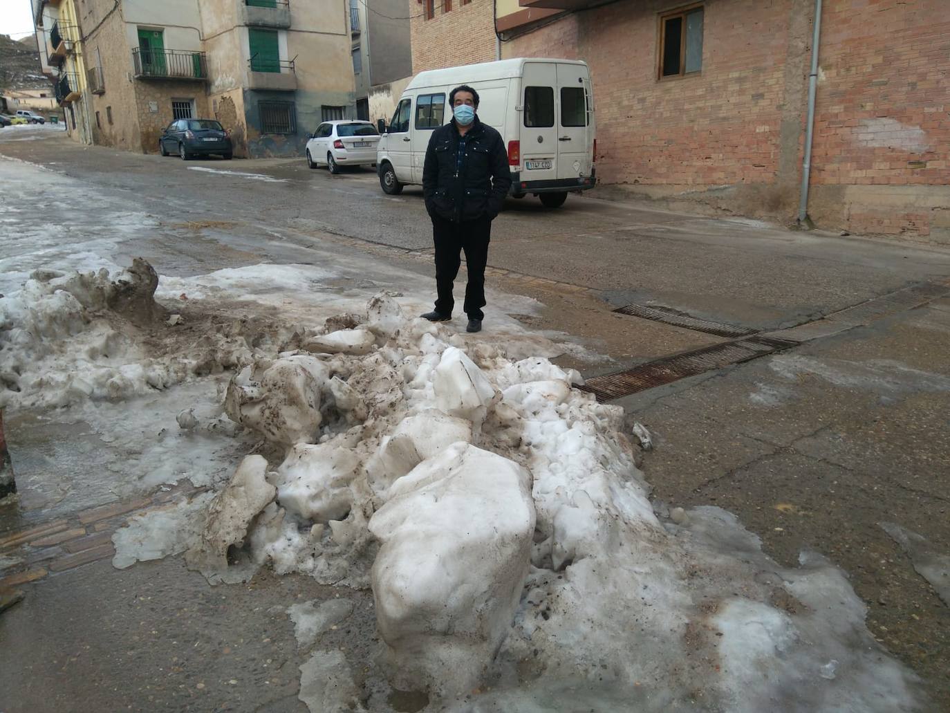 Casi una semana después de la intensa nevada, el hielo sigue cubriendo una parte de las calles de Cervera del Río Alhama. 