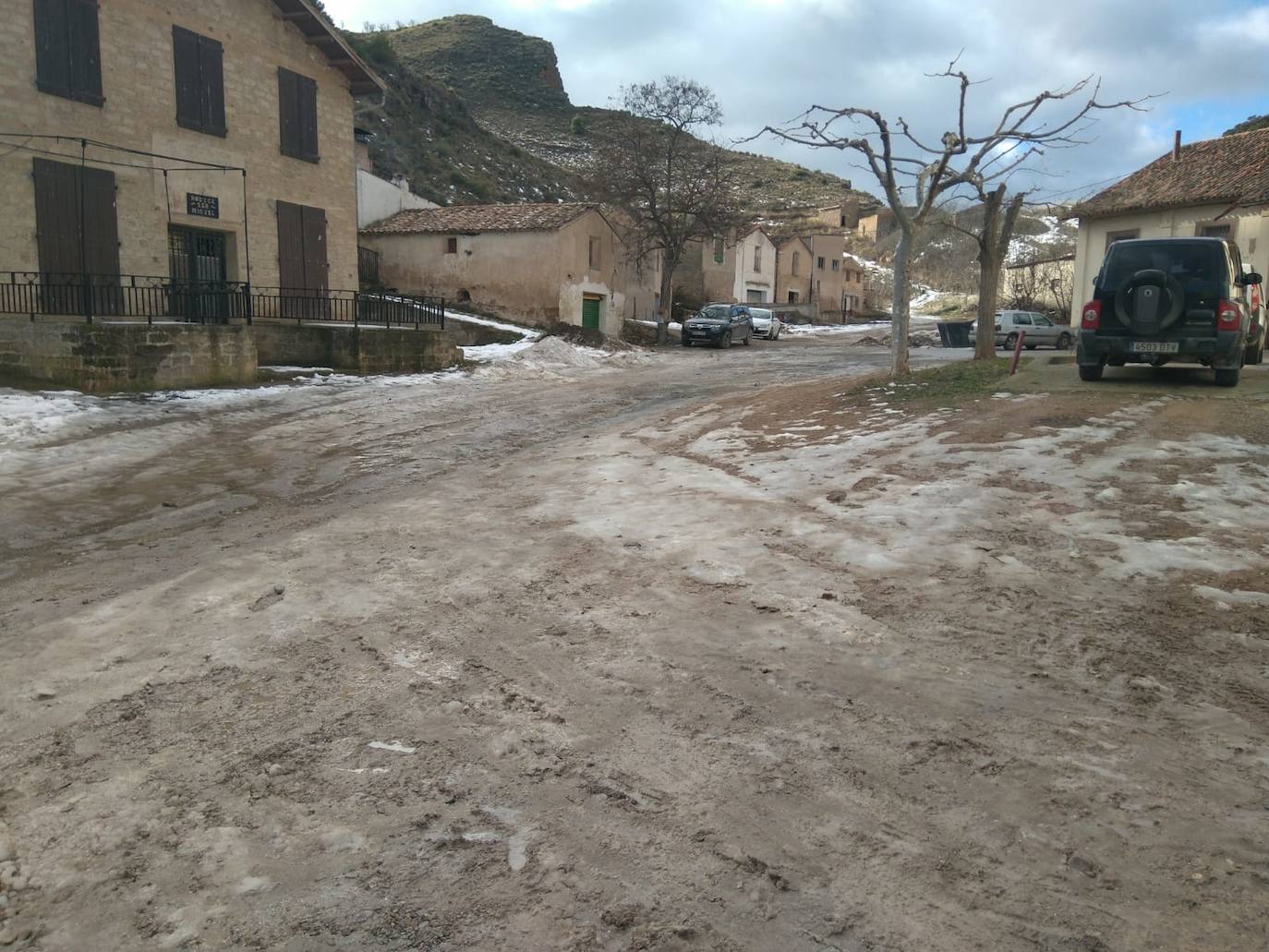 Casi una semana después de la intensa nevada, el hielo sigue cubriendo una parte de las calles de Cervera del Río Alhama. 