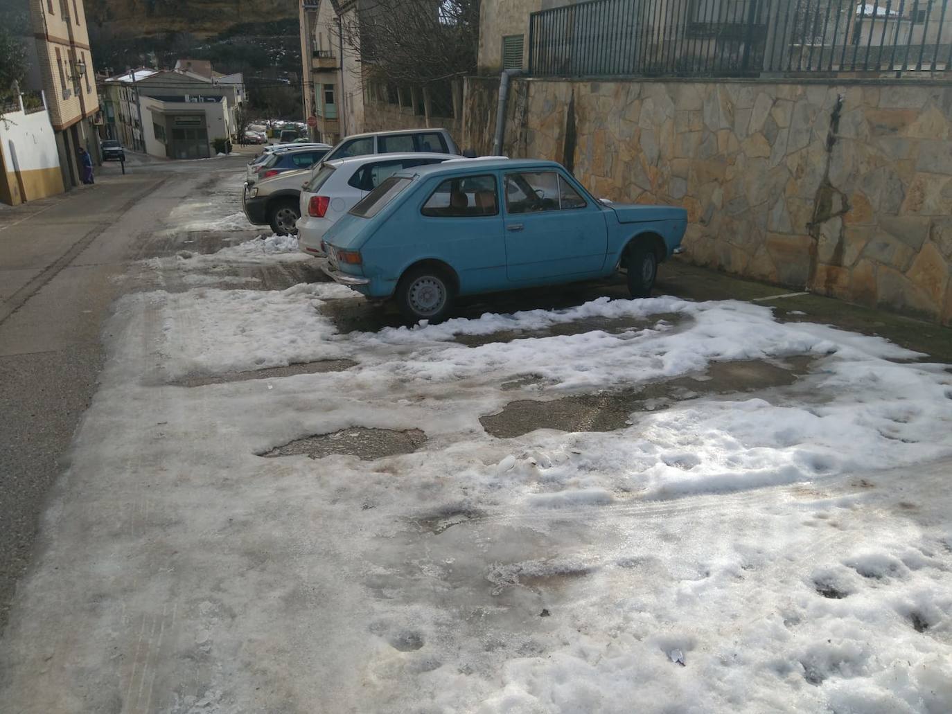 Casi una semana después de la intensa nevada, el hielo sigue cubriendo una parte de las calles de Cervera del Río Alhama. 