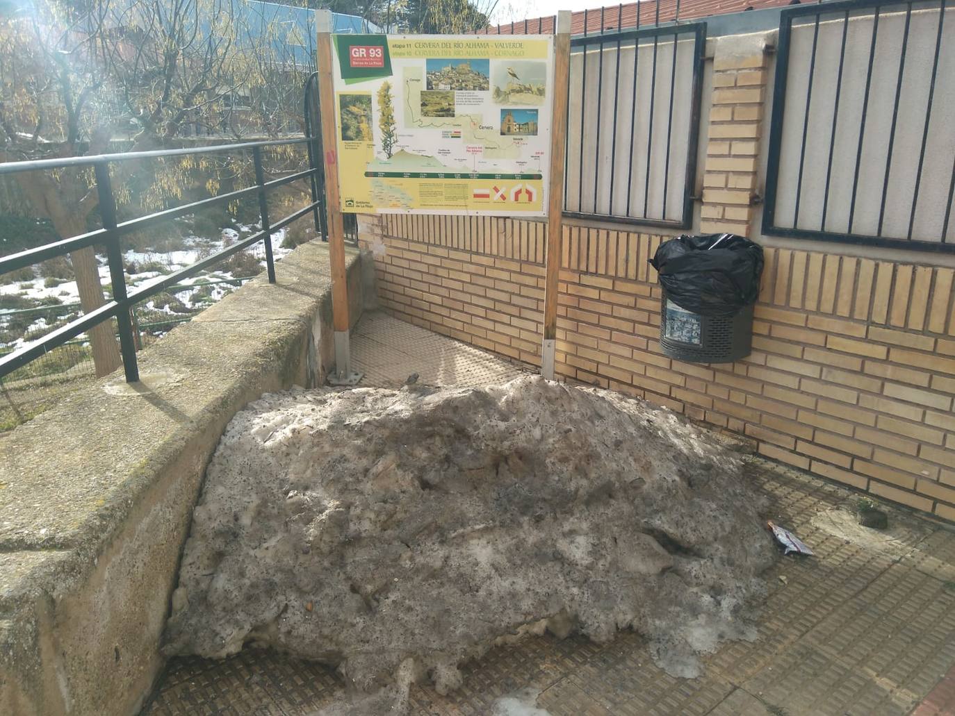 Casi una semana después de la intensa nevada, el hielo sigue cubriendo una parte de las calles de Cervera del Río Alhama. 