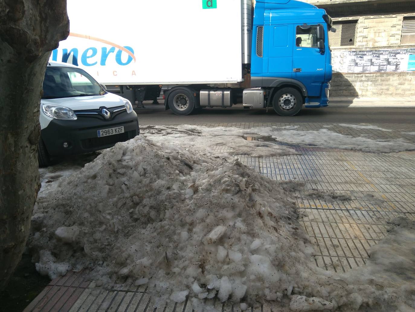Casi una semana después de la intensa nevada, el hielo sigue cubriendo una parte de las calles de Cervera del Río Alhama. 