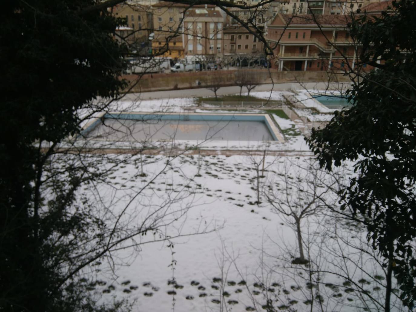 Casi una semana después de la intensa nevada, el hielo sigue cubriendo una parte de las calles de Cervera del Río Alhama. 