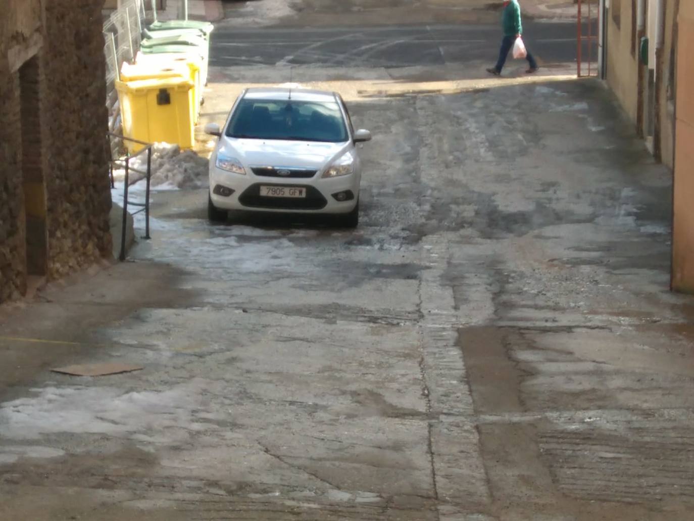 Casi una semana después de la intensa nevada, el hielo sigue cubriendo una parte de las calles de Cervera del Río Alhama. 