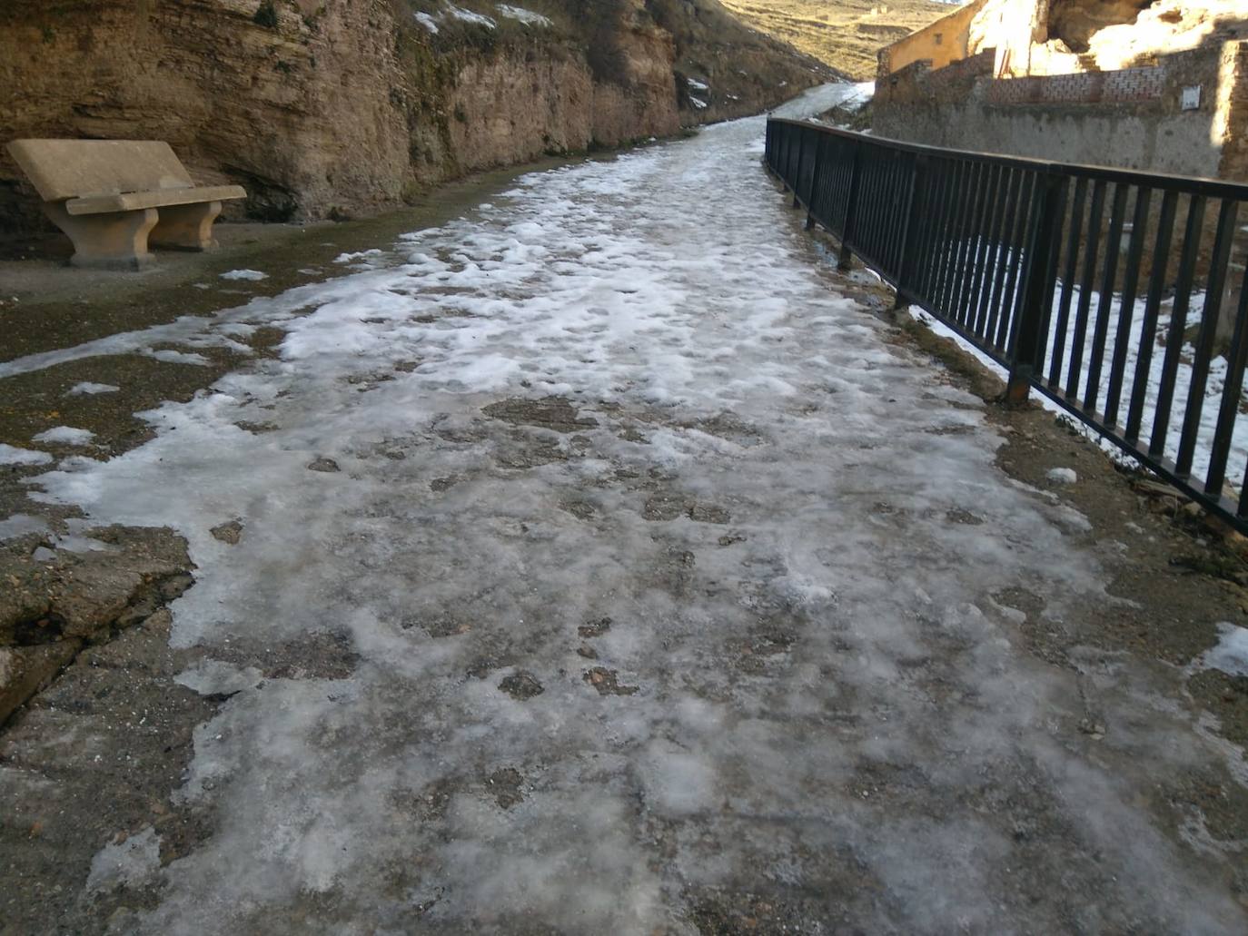 Casi una semana después de la intensa nevada, el hielo sigue cubriendo una parte de las calles de Cervera del Río Alhama. 
