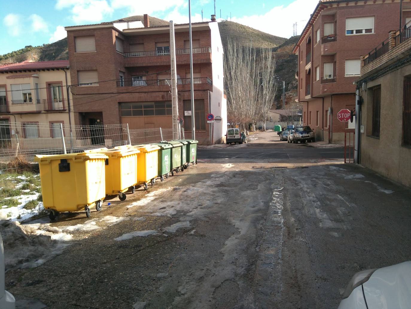 Casi una semana después de la intensa nevada, el hielo sigue cubriendo una parte de las calles de Cervera del Río Alhama. 