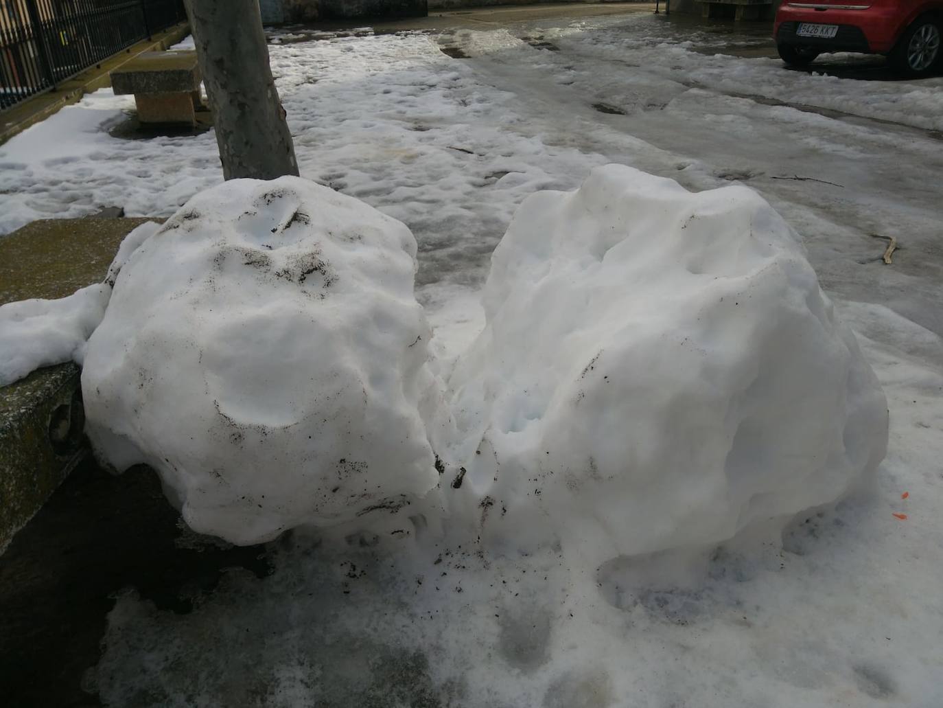 Casi una semana después de la intensa nevada, el hielo sigue cubriendo una parte de las calles de Cervera del Río Alhama. 