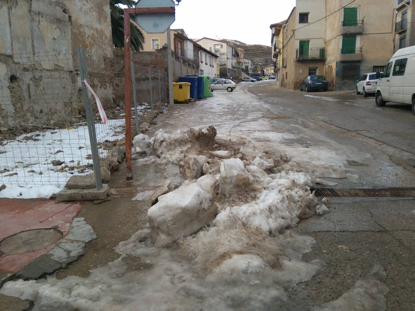Casi una semana después de la intensa nevada, el hielo sigue cubriendo una parte de las calles de Cervera del Río Alhama. 