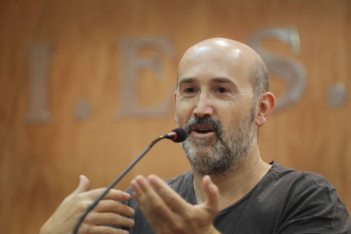 Javier Cámara, en una charla en el IES La Laboral, de Logroño. JUSTO RODRÍGUEZ