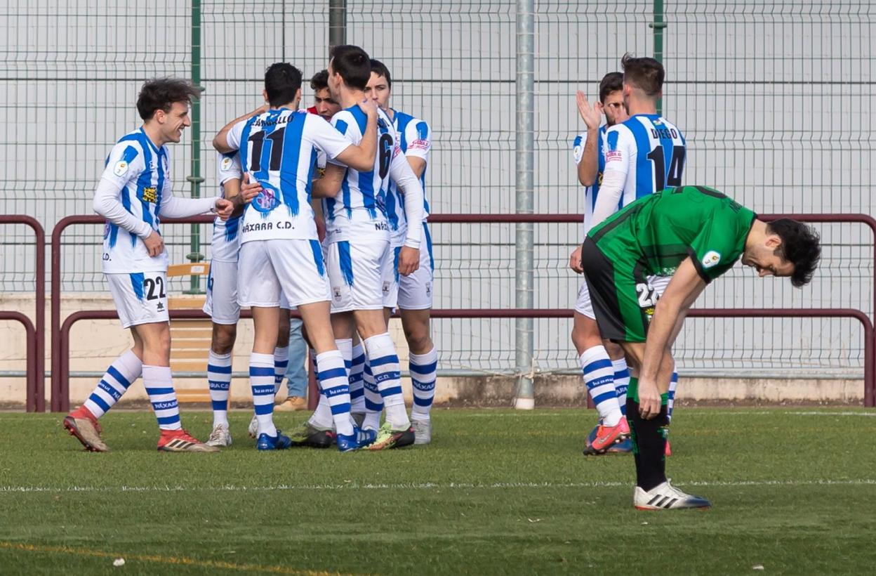 Los jugadores del Náxara celebran uno de los cuatro goles que anotaron en su partido de ayer, en el San Miguel, contra el Tedeón. 