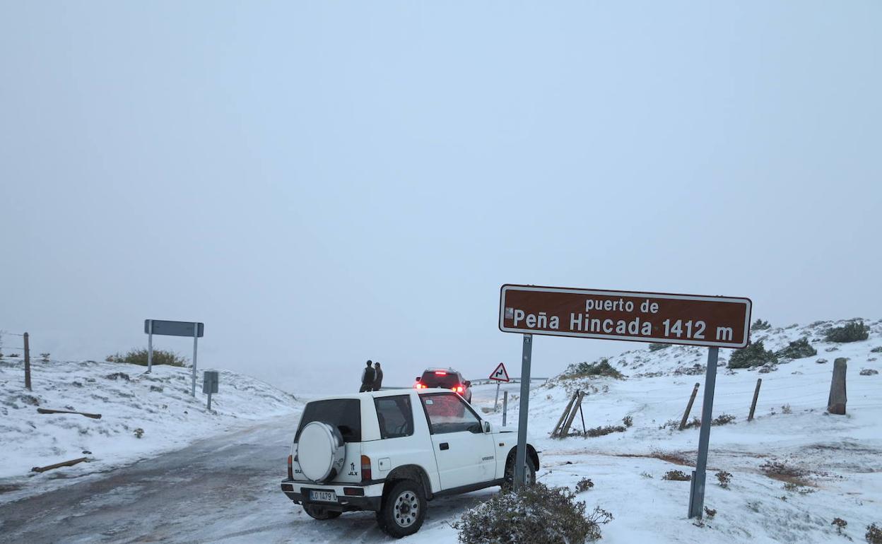 Peña Hincada sigue cerrado al tráfico por la presencia de nieve