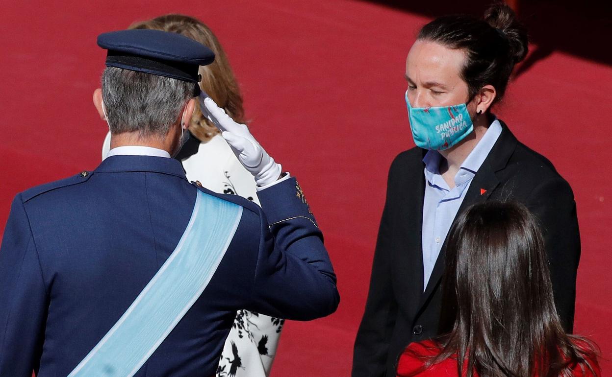 El Rey saluda al vicepresidente segundo Pablo Iglesias durante la celebración en el Palacio Real del Día de la Fiesta Nacional. 