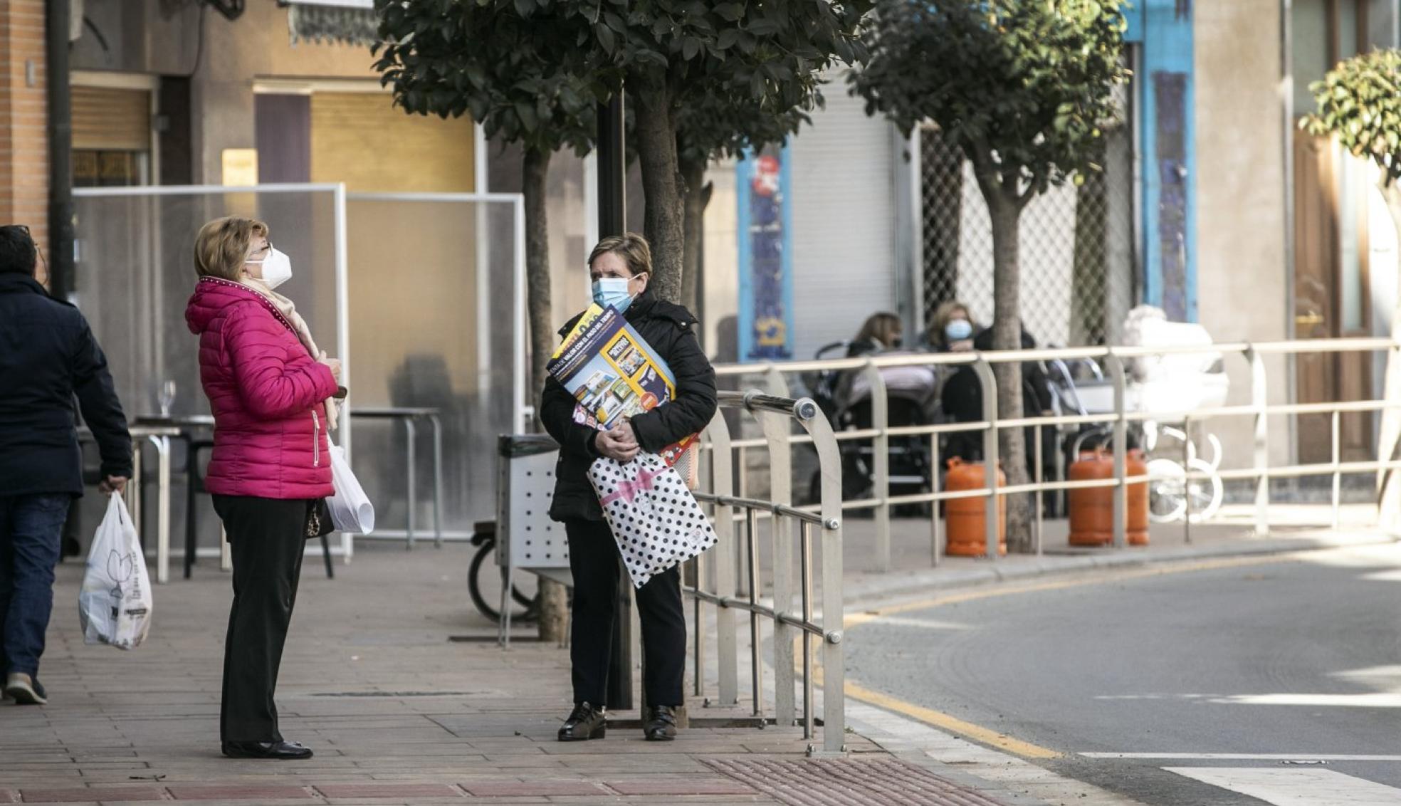 Dos vecinas de Rincón de Soto conversando ayer en una calle de la localidad. 