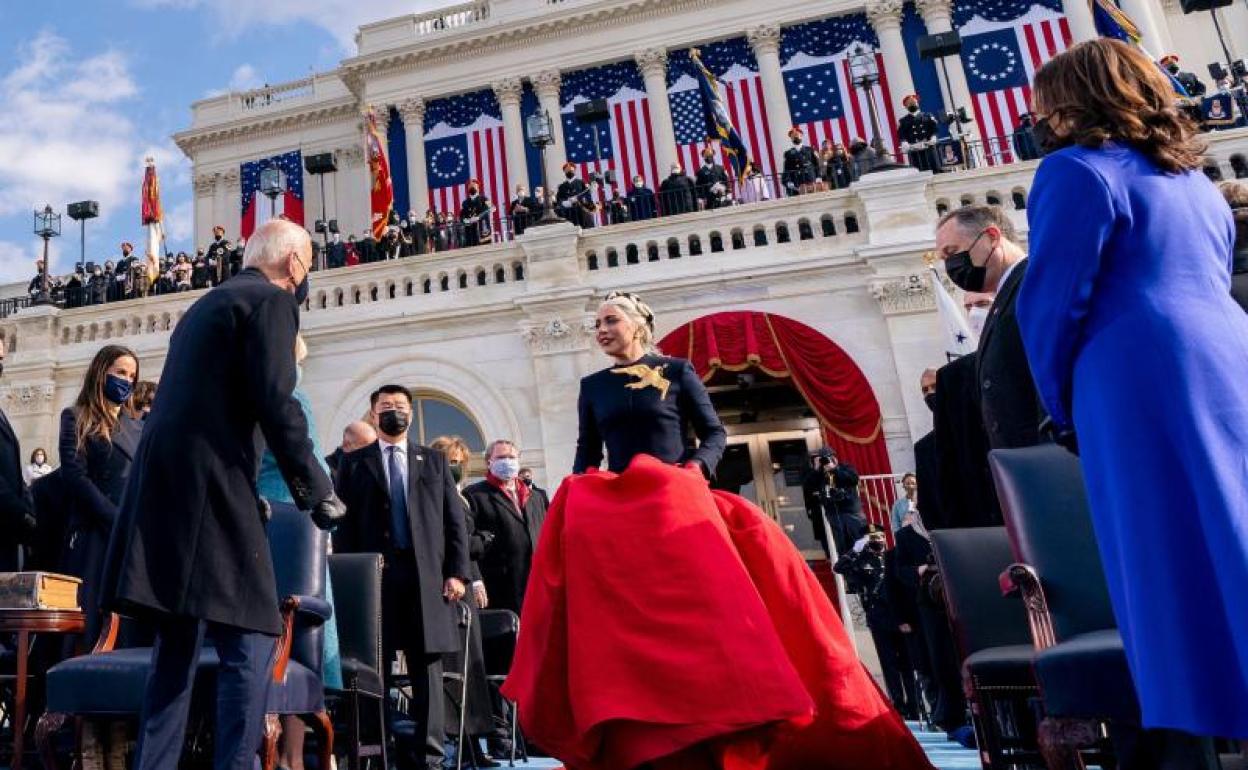 Biden y Harris saludan a Lady Gaga a su llegada a la ceremonia. 