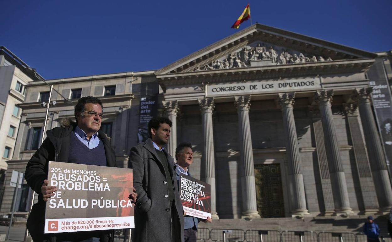 Miguel Hurtado y otras víctimas de abusos sexuales de la iglesia protestan en el Congreso, en 2019.