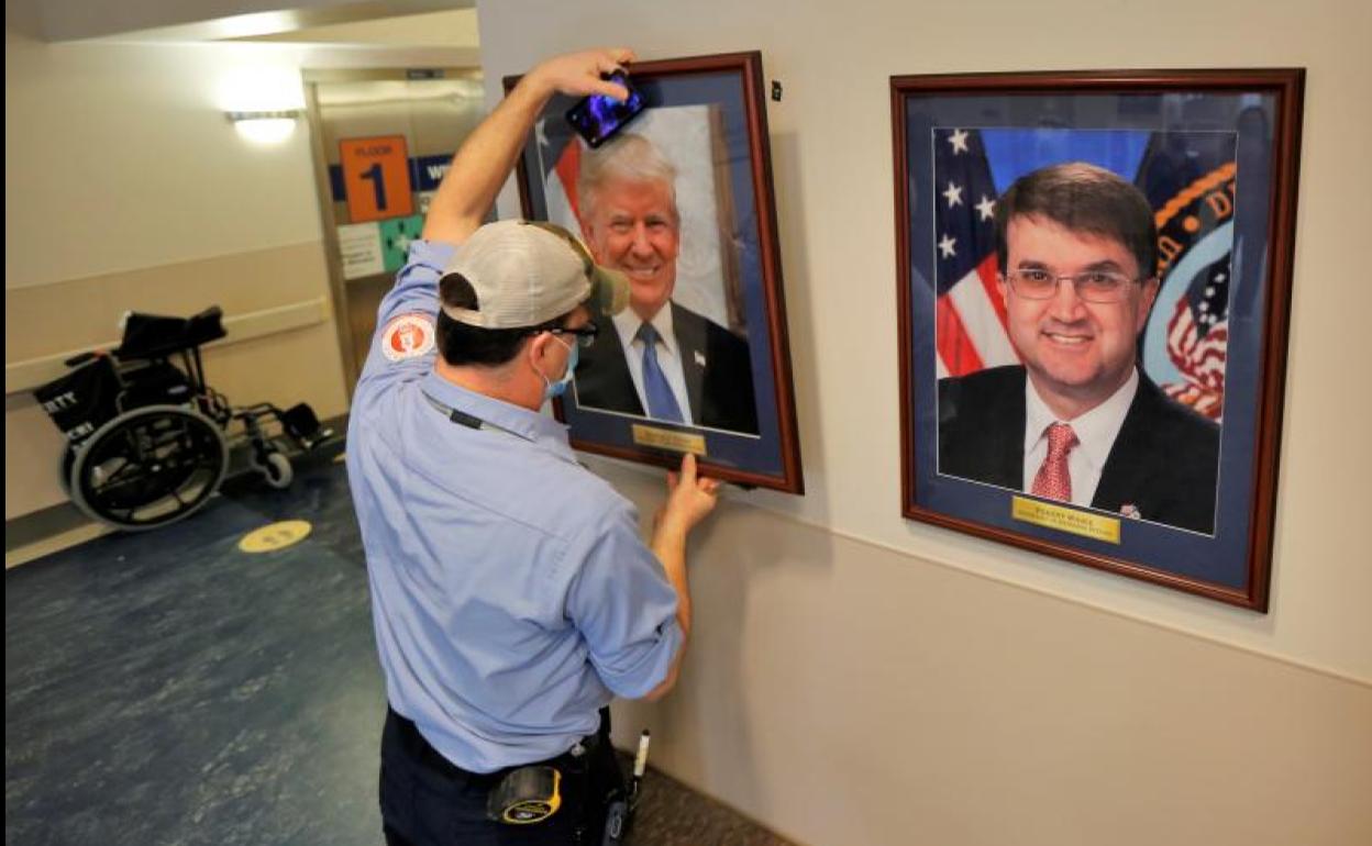 El retrato de Trump es retirado del Centro Médico para Veteranos de Milwaukee.