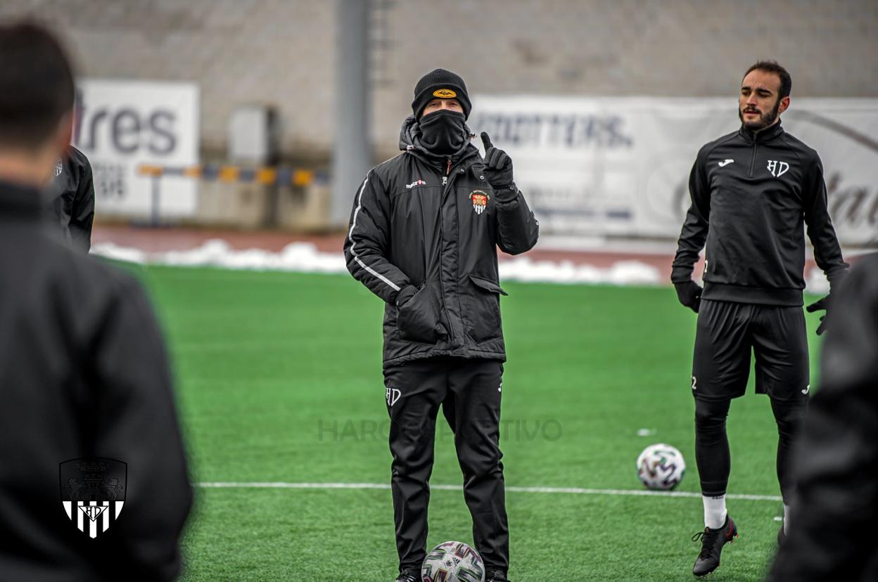 El entrenador del conjunto blanquinegro, Aitor Calle, dirige un entremiento en El Mazo. 