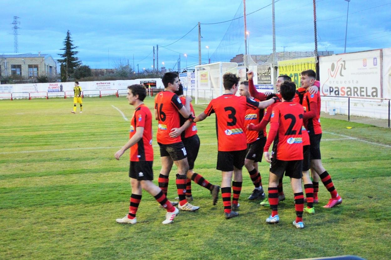 Los jugadores del La Calzada celebran el tercer tanto ante el Vianés. 