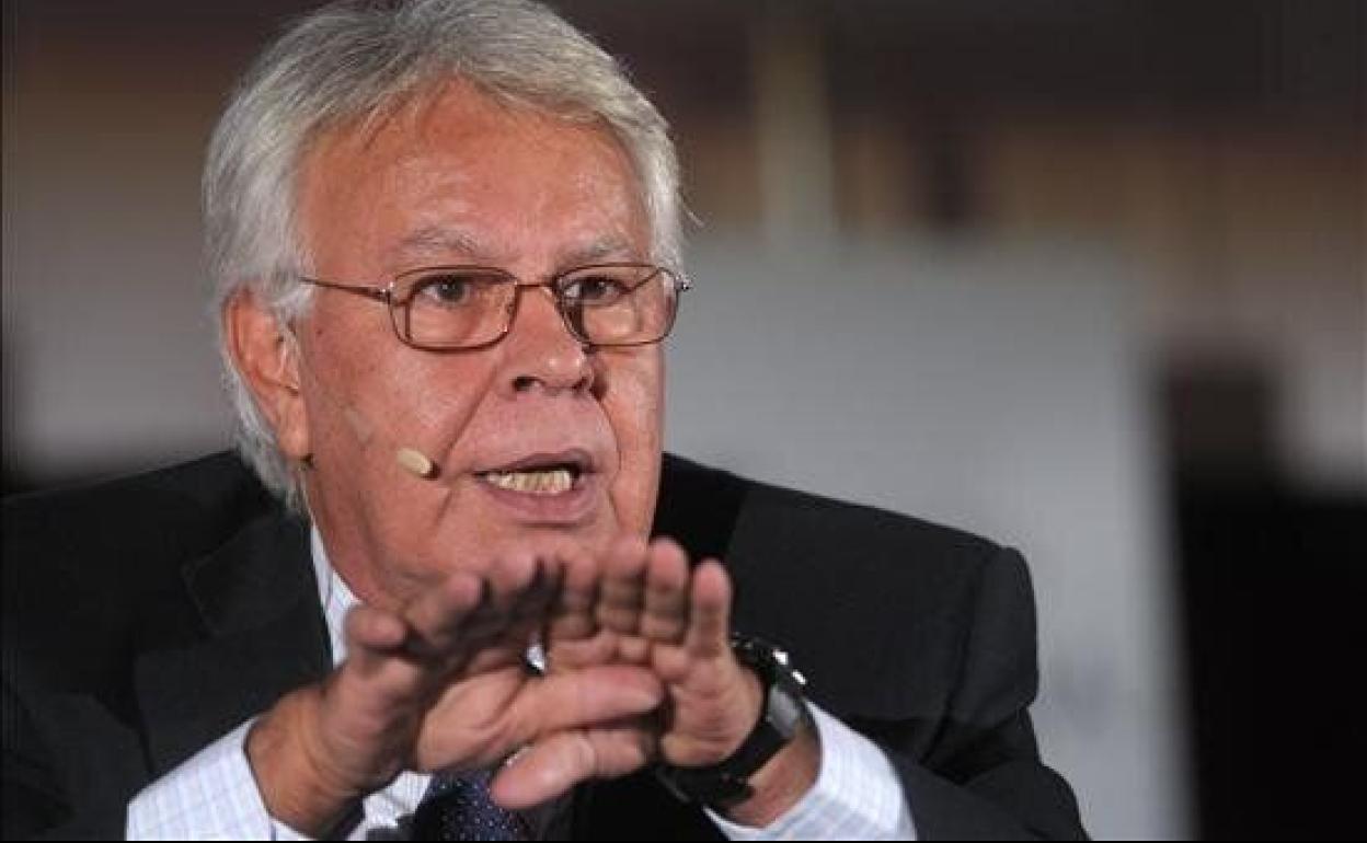 Felipe González: «Comparar a Puigdemont con los exiliados me produce vergüenza»