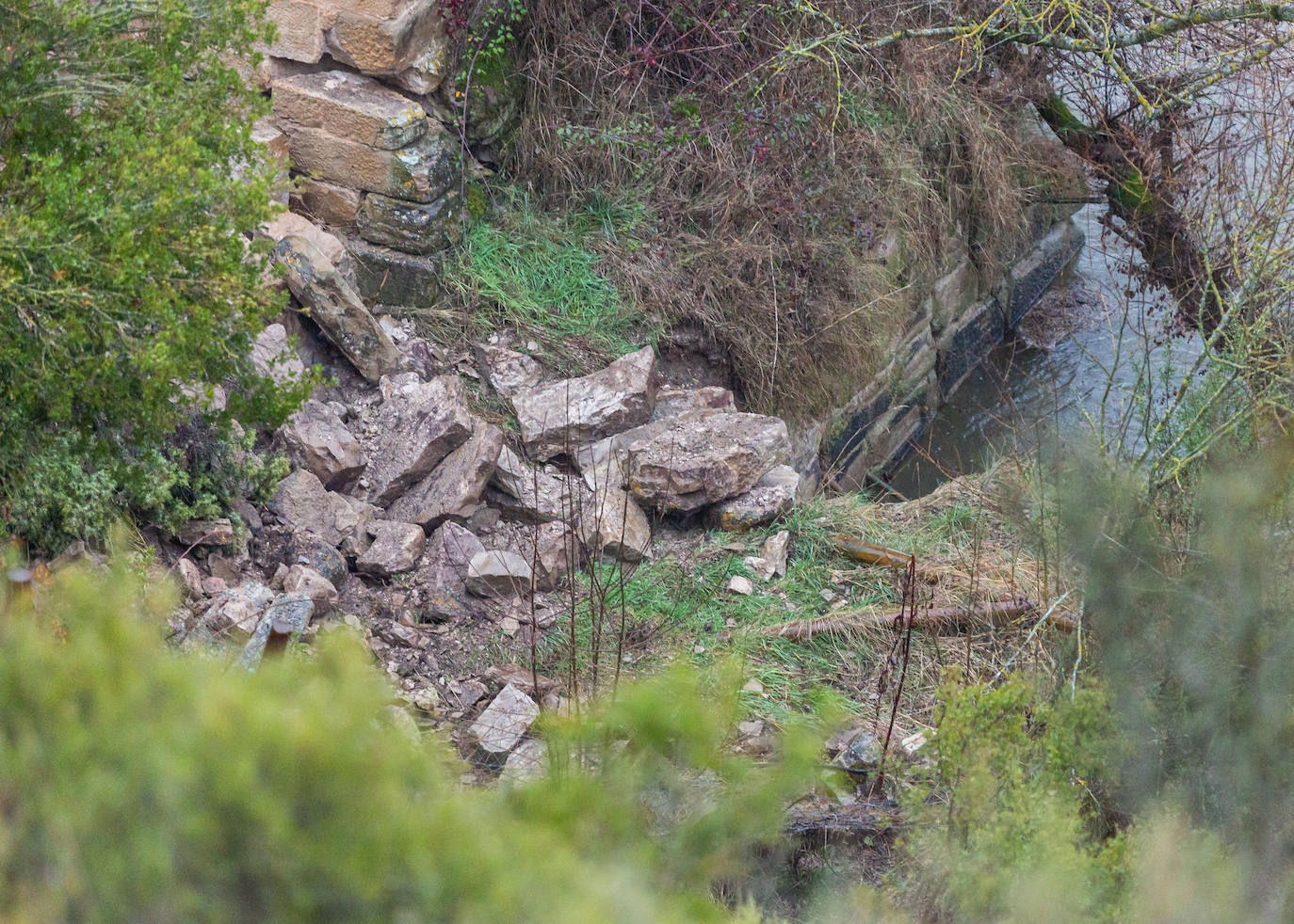 Fotos: Se derrumba el arco riojano del puente Mantible