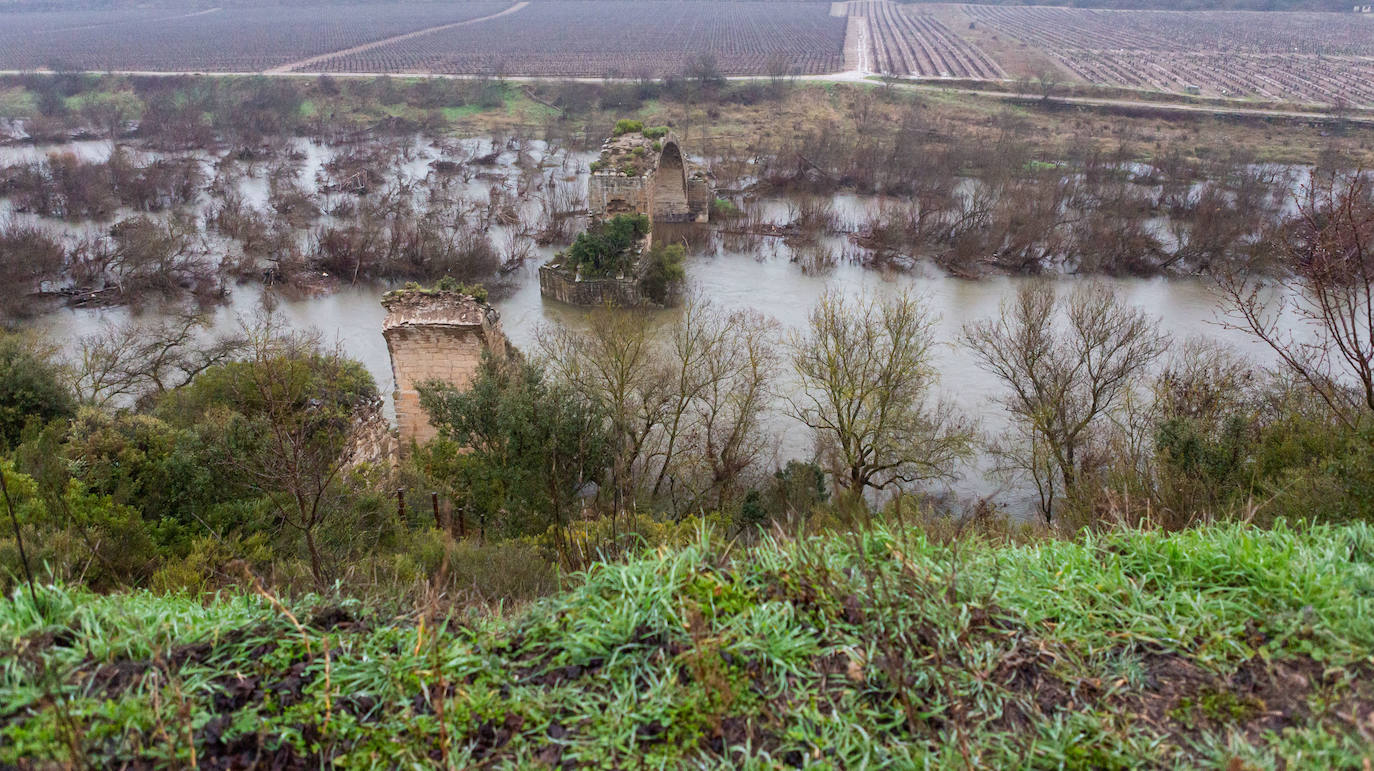 Fotos: Se derrumba el arco riojano del puente Mantible