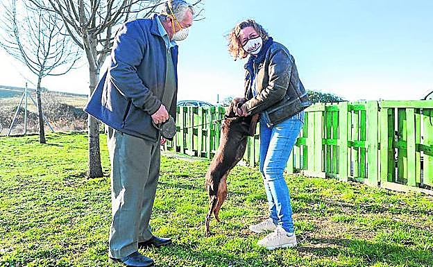 Desiderio Osta y Amaya Castro, en el centro de acogida de animales. 